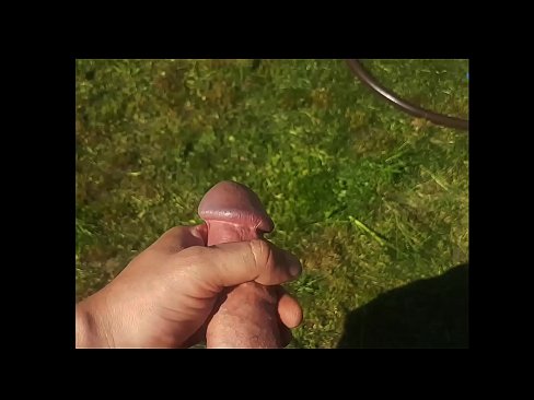 ❤️ Hot Hottie kritt hir rosa Muschi gefuckt a spréngt mat engem Sprëtz an engem Summergaart ️ Häre Porno bei eis ❌❤