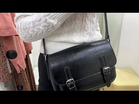 ❤️ Ëffentlech Masturbatioun vu jonke Bitch FeralBerry mat engem Dildo am Fittingsraum ️ Häre Porno bei eis ❌❤