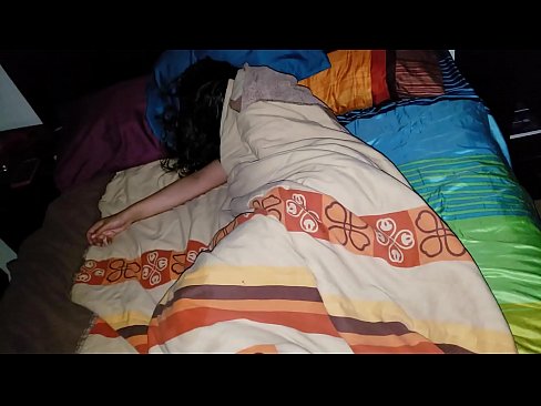 ❤️ Stiefson beréiert seng jonk Stéifmamm wärend hatt schléift. ️ Häre Porno bei eis ❌❤